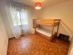 Bord de plage, rez de jardin,57 personnes...WIFI