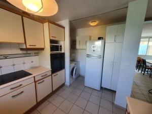 Face à la plage de sable, climatisation, internet, 3 chambres