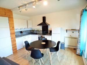 Appartement refait à neuf, résidence avec piscine à Saint Mandrier village