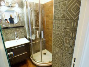 Appartement refait à neuf, résidence avec piscine à Saint Mandrier village