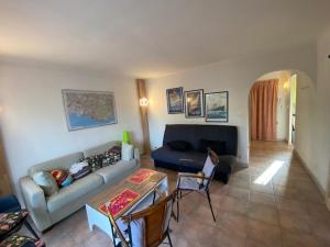 Bel appartement avec jardin à seulement 50 m de la plage et de Sanary.Climatisation