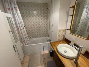 Appartements Piscine, Wi-Fi, parking privatif, terrasse, plages et commerces a pied : photos des chambres