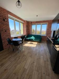 Emerald City Center Apartment