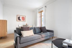 Blueground El Gòtic balcony fully furnished BCN-122