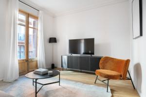 Blueground El Gòtic balcony fully furnished BCN-122