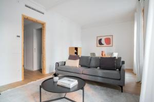 Blueground El Gòtic balcony fully furnished BCN-122