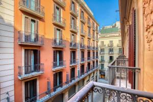 Blueground El Gòtic balcony fully furnished BCN-122