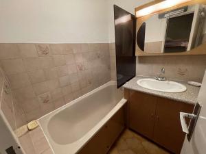 150 m de la plage, vue mer et pinède...