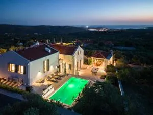 Villa True Oasis with Heated Pool - Jarebinjak