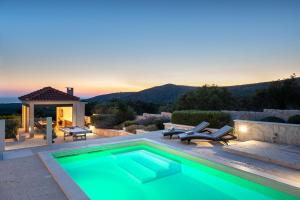 Villa True Oasis with Heated Pool