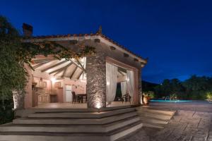 Villa Iliaktida - Private Villa with large Pool, Garden, Outdoor Kitchen & BBQ