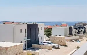 3 Bedroom Lovely Apartment In Mandre - كولان