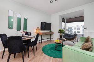 Green Apartment in Gdańsk with Free Access to the Gym and Parking by Renters