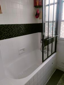 Chambre spacieuse vu sur la tour