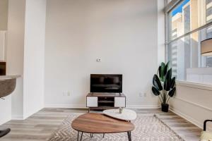 CozySuites - 1BR with Direct Skybridge Access #2