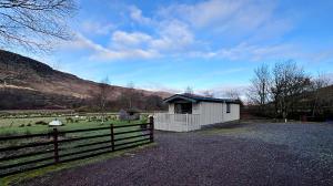 Lapwing Lodge with loch and mountain view