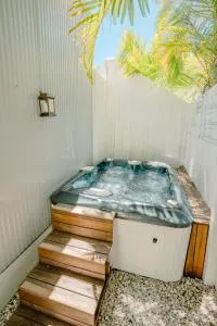 Private Outdoor Spa, Fire Pit, Cinema Room - THE COTTAGE COOLUM BEACH - Yandina Creek