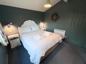 Lapwing Lodge with loch and mountain view