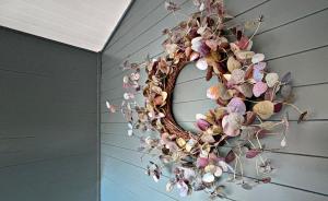 Lapwing Lodge with loch and mountain view