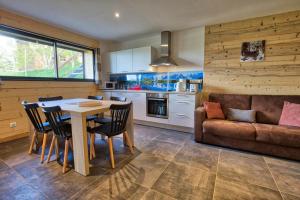 Appartements Chalet Le Valentin - Appartement de charme, proche piste et centre village MAE-3304 : photos des chambres