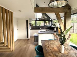 Mooie gezinsvriendelijke villa met ruime tuin!