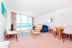 SOUTHBOURNE SANDS by BOURNECOAST - A Clifftop Apartment with Balcony and SEA VIEWS Just Minutes from Sandy Beaches - FM1410