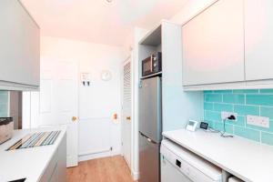 SOUTHBOURNE SANDS by BOURNECOAST - A Clifftop Apartment with Balcony and SEA VIEWS Just Minutes from Sandy Beaches - FM1410