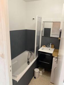 Résidence Porquerolles - Joli T1 à Bandol avec vue petite vue mer MAE-8734