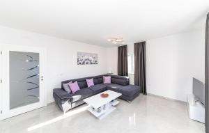 Beautiful Apartment In Okrug Gornji