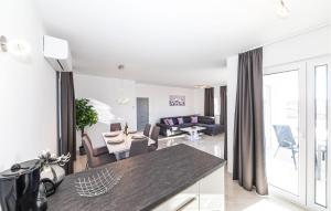 Beautiful Apartment In Okrug Gornji