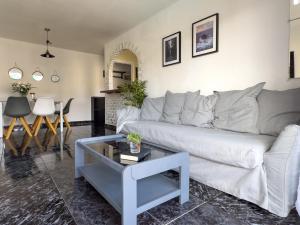 Amazing 3-bedroom apartment. Pool and sea view!