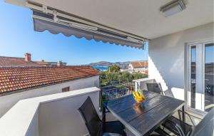 Beautiful Apartment In Okrug Gornji