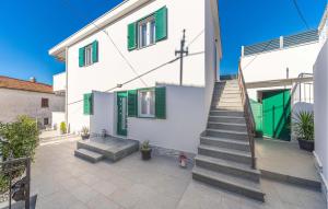 Beautiful Apartment In Okrug Gornji