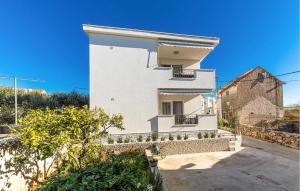 Beautiful Apartment In Okrug Gornji