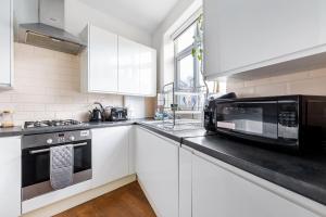 Group Friendly 2 Bed 2 Bath FREE PARKING for 2 Large Vans or up to 4 Cars Zone 2 Sleeps 10 Close to Central London and Zone 2 tube station