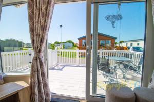 SBL54 - Camber Sands Holiday Park - Mini Lodge - 3 Bedrooms - Decking - Dishwasher - Private Parking