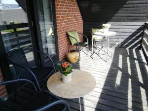 5min walk to LEGO House - two bedrooms on Loft floor with Balconywith garden