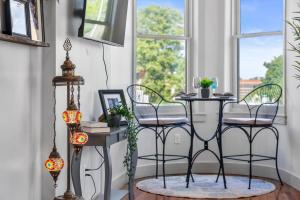 Lux 1BR - Amazing Cafe - Views - Located near ALL