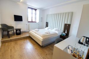 Queen Room with Garden View room in Hotel 100