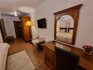 Room 27 @ Arc de Triomphe