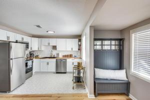 Stylish Home Less Than 1 Mi to Dtwn Olathe Dogs Welcome!