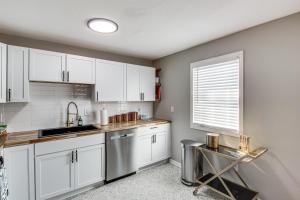 Stylish Home Less Than 1 Mi to Dtwn Olathe Dogs Welcome!