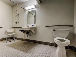 Queen Room - Disability Access - Roll in Shower room in Motel 6 Wells
