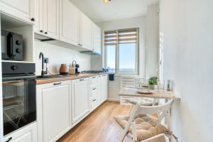 Modern West Side Flat: Steps to Subway & Park