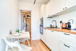 Modern West Side Flat: Steps to Subway & Park