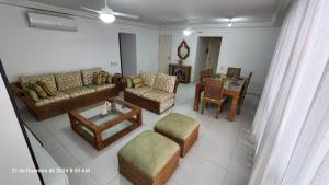 Apartamento pé na areia Guarujá 3 quartos 3 banheiros sala cozinha equipada