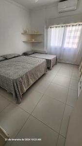 Apartamento pé na areia Guarujá 3 quartos 3 banheiros sala cozinha equipada