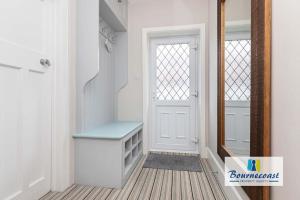 WINSLEY CORNER - A Spacious Apartment Near the Sandy Beaches and Shops - FM9586