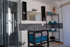 Maisons de vacances Propriete de 2 chambres avec wifi a Saint Pol de Leon a 1 km de la plage : photos des chambres