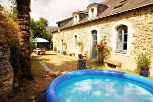 Maison de 5 chambres avec piscine privee terrasse et wifi a Daon